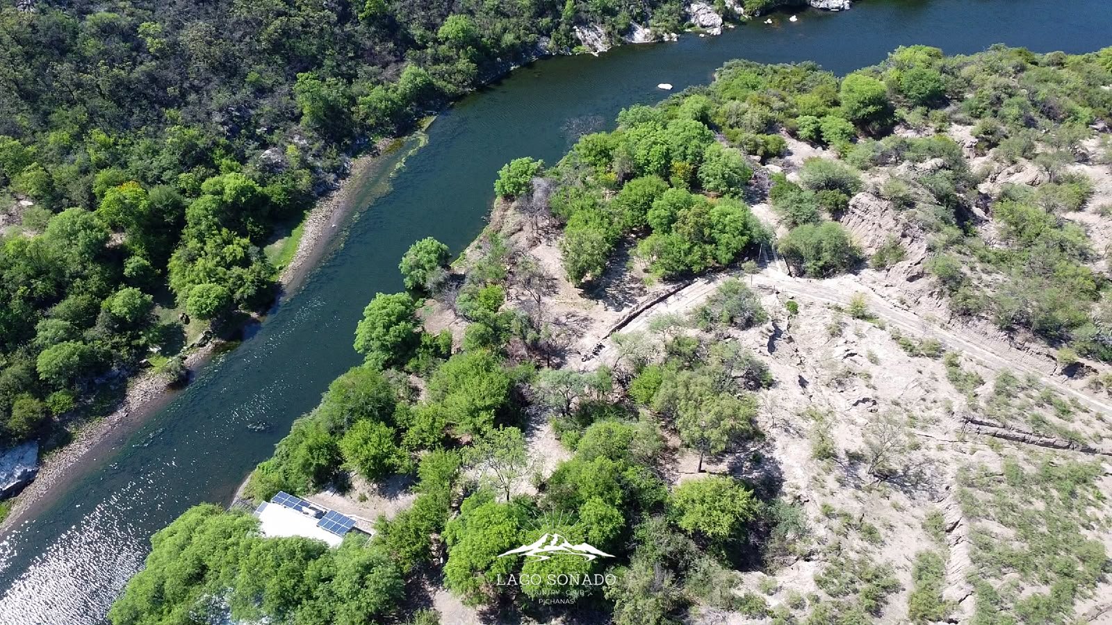 Vista aérea del río y lago en Pichanas