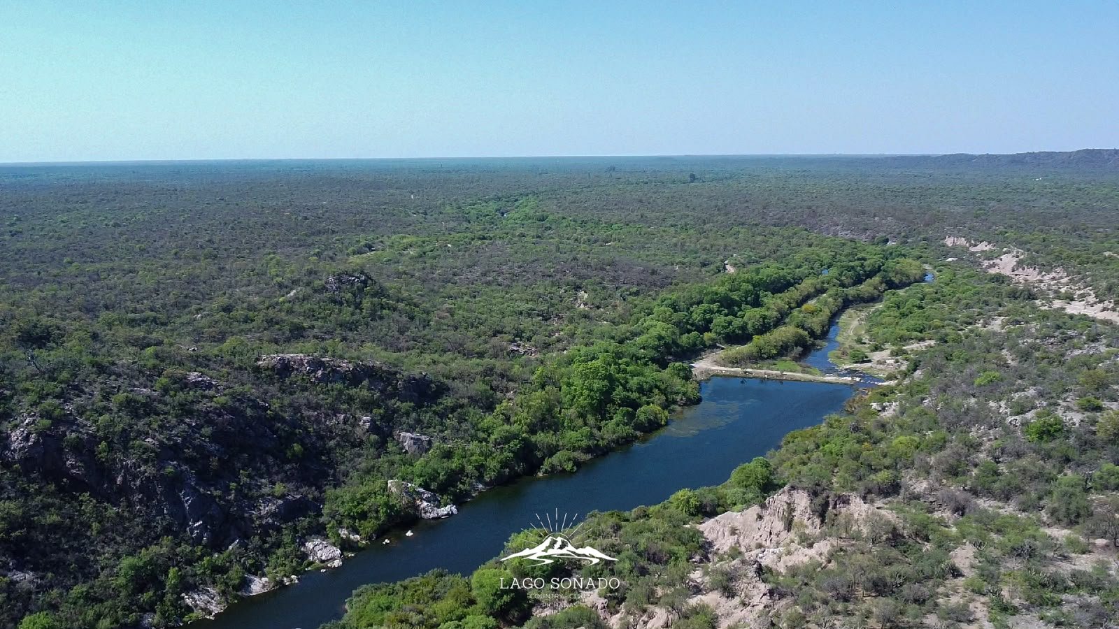 Vista panorámica del río Pichanas desde dron