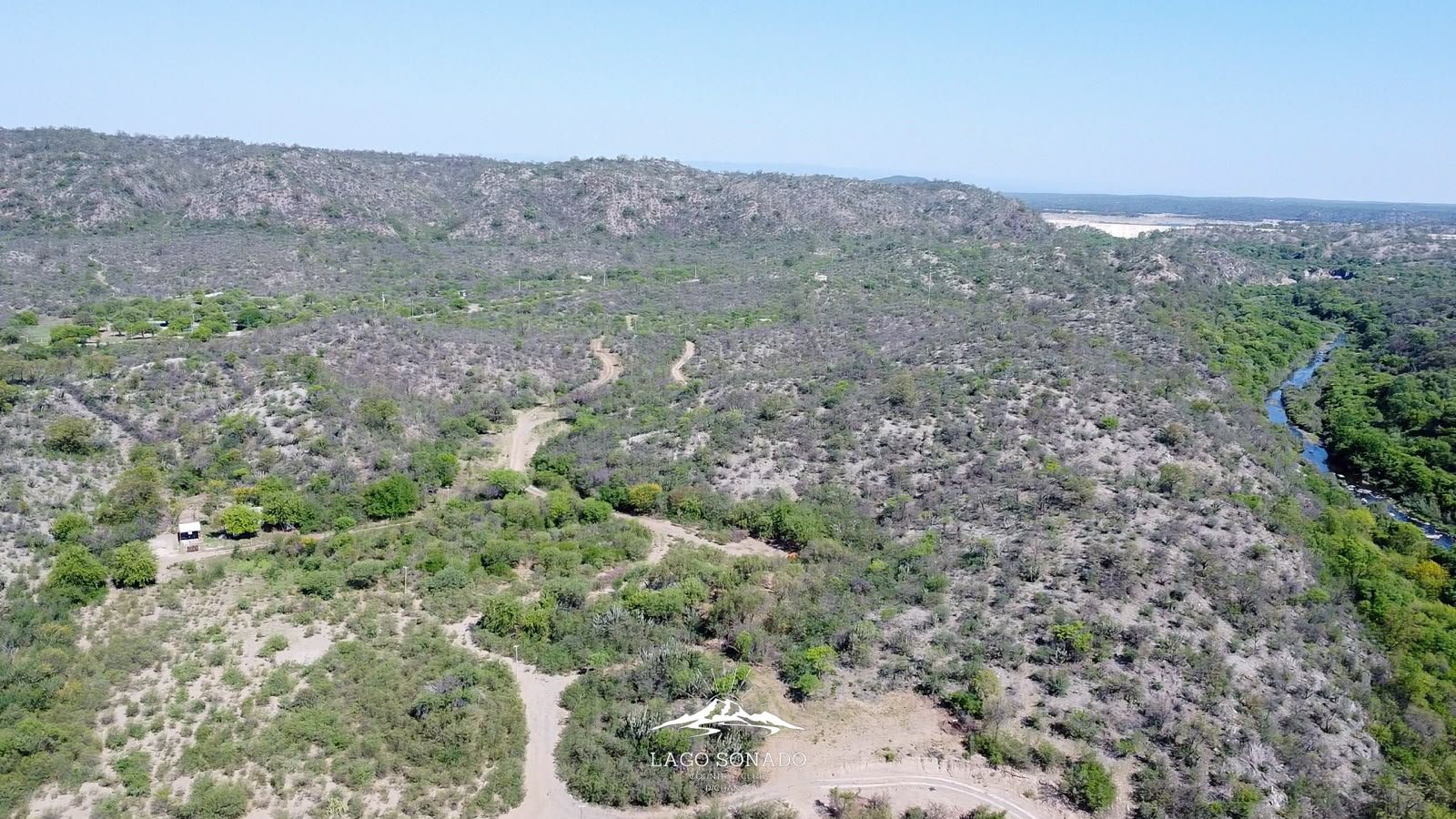Vista aérea del terreno y acceso